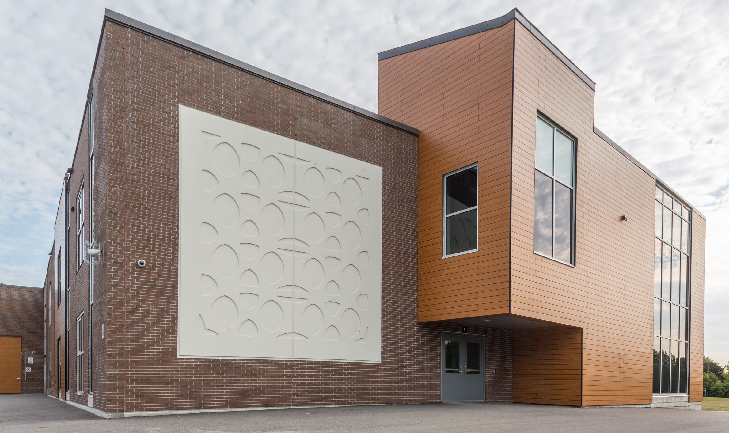 A large brown brick wall of Agincourt Public School, showcasing TOFCON's commercial construction work in Ottawa.